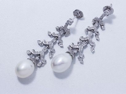 null Élégante paire de pendants d'oreilles en or gris 18 k, ornés d'une perle de...