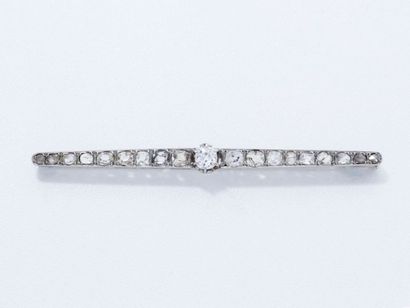 null Broche barrette en or 18 K et platine, ornée d’un diamant taille ancienne en...