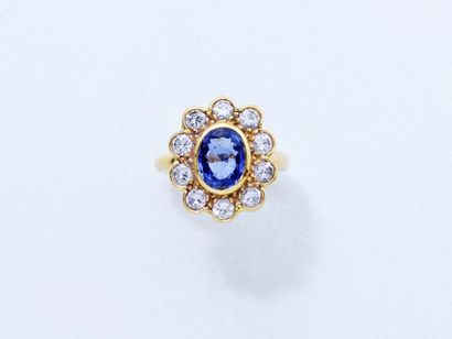 null Bague en or 18 K, ornée d'un saphir ovale facetté en serti clos, dans un entourage...