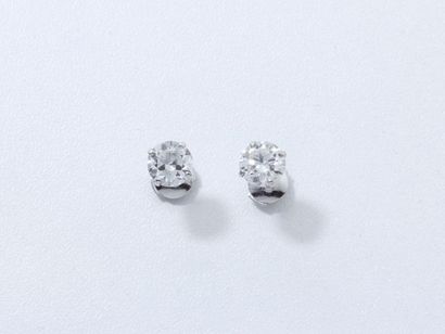 null Paire de clous d'oreilles en or gris 18 K, ornés de diamants taille ancienne...