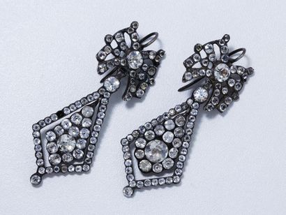 null Élégante paire de pendants d'oreilles en argent habillés de pierres du Rhin....