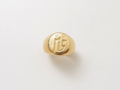 null Bague chevalière en or 18 K chiffré. Poids: 23.70 g. TDD: 61.