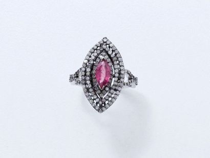 null Délicate bague marquise en or gris 18 K, centrée d'un rubis navette traité en...