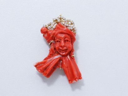 null Pendentif en or 18 K, décoré d'une sculpture en corail coiffée de petits diamants...