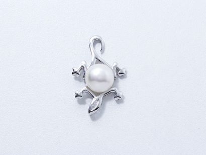 null Pendentif en or gris 18 K, stylisant un lézard orné d'une perle de culture bouton...