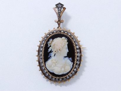 null Broche pendentif en or 18 K, ornée d'un camée agate 2 couches figurant le profil...