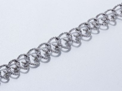 null Délicat bracelet en or gris 18 K, composé de maillons torsadés ponctués de diamants...
