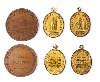 null 1800 - Insignes du Tribunal de première instance en bronze doré (TN.81/7), 2...