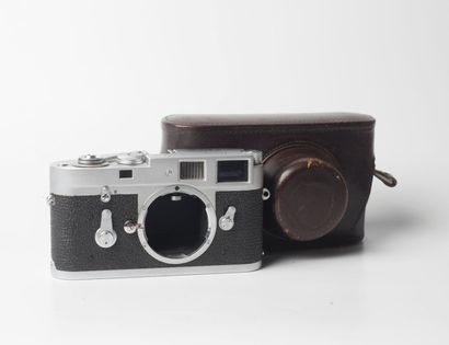 LEICA Leica. M2 chromé bel état. On y joint sa pochette en cuir brun.