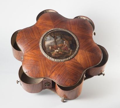 FRANCE, XIXe siècle Rare boîte à ouvrage

Placage de bois de roses, orné d’un cerclage

de...