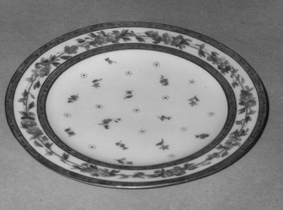 null Huit assiettes plates “unies”

en porcelaine de Sèvres de la fin du xviiie

siècle...