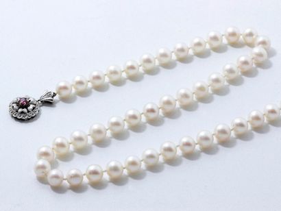 null Collier composé d'un rang de perles de culture d'environ 6.4 à 6.8 mm. Il est...