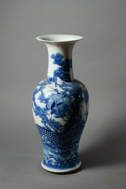 null Vase balustre à col évasé en porcelaine émaillée blanc bleu à décor de daims...