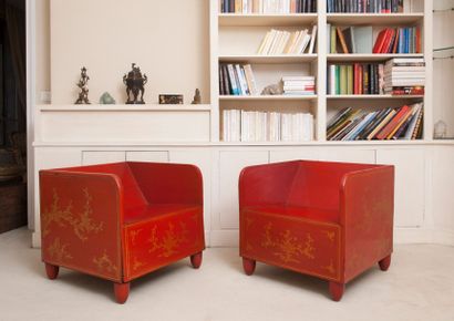 null Paire de fauteuils à dossier gondole en bois laqué rouge à décor or.
Chine,...