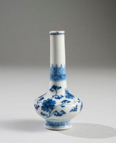 null Petit vase pansu à long col en porcelaine émaillé en bleu sous couverte.

Chine,...