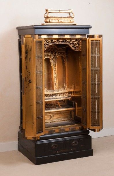 null Autel en bois laqué noir et or.
Corée, XIXe siècle.
Haut. : 164 cm – Larg. :...