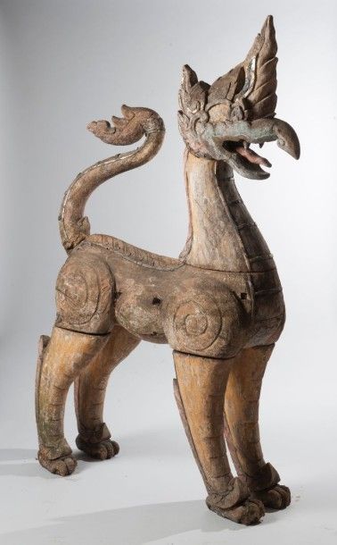 null Importante statue en bois sculpté et polychrome représentant un lion Shinga.

Birmanie.

Haut....