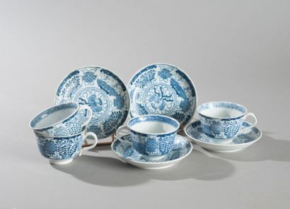 null Ensemble de quatre tasses et sous tasses en porcelaine émaillée bleu à décor...