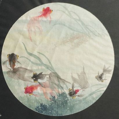 null Peinture de forme circulaire sur soie représentant des poissons au milieu d'algues.

Chine,...