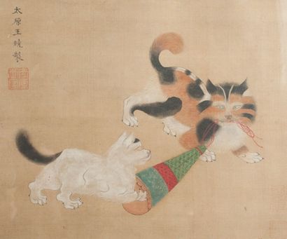 null Peinture encre et couleur sur soie représentant deux chatons jouant avec un...