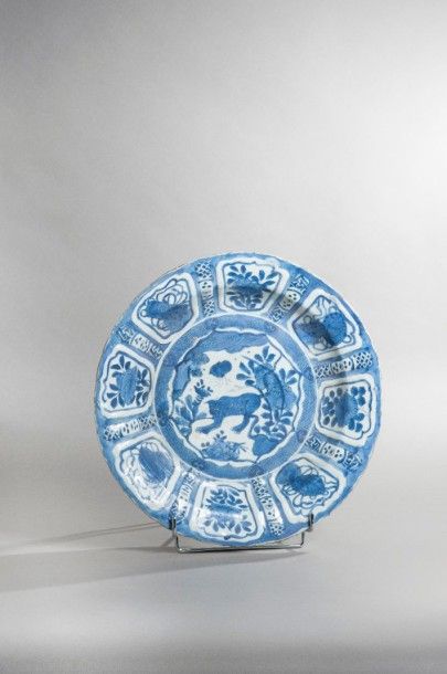 null Plat en porcelaine et décor en bleu sous couverte de type Kraak, orné d’un tigre...