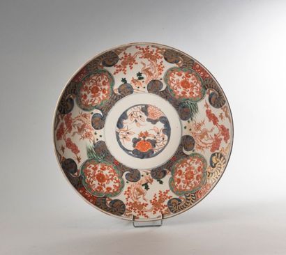 null Grand plat en porcelaine Imari à décor central de fleurs et rinceaux, le pourtour...
