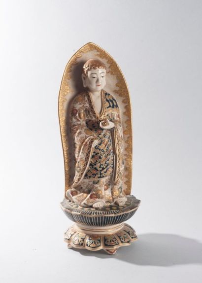 null Bouddha en porcelaine de satsuma représenté debout sur une base lotiforme dans...