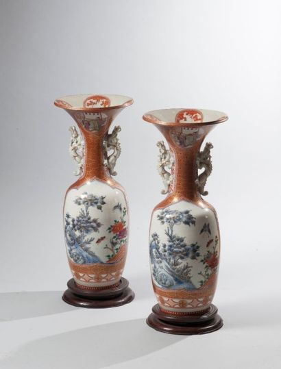 null Paire de vases balustres à longs cols évasés en porcelaine de fukugawa à décor...