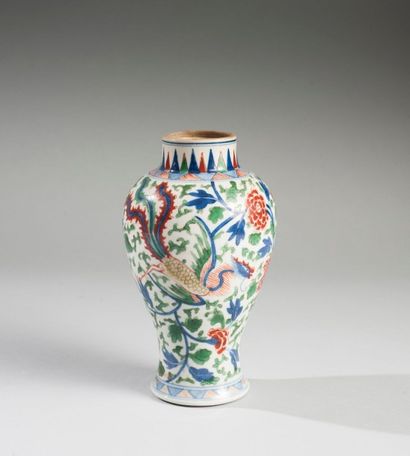null Vase balustre couvert en porcelaine émaillé wucai à décor de fohang au milieu...