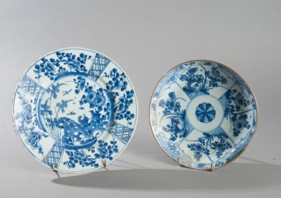 null Une assiette et une assiette creuse en porcelaine émaillée blanc bleu à décor...