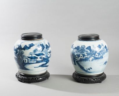 null Deux pots à gingembre en porcelaine blanche à décor émaillé en bleu sous couverte...