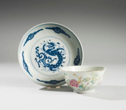 null Coupe en porcelaine à décor blanc bleu d’un dragon dans un médaillon central...