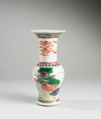 null Vase Yen Yen en porcelaine émaillée famille verte à décor de canards au milieu...