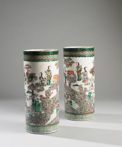 null Paire de vases rouleaux en porcelaine émaillée famille verte à décor de personnages...