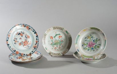 null Lot de six coupelles en porcelaine.

Chine, XIXème siècle.

Fêle et égrenur...