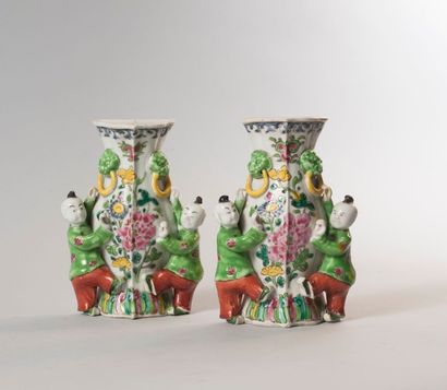 null Paire de vases d’applique en porcelaine et émaux famille rose à décor de fleurs,...