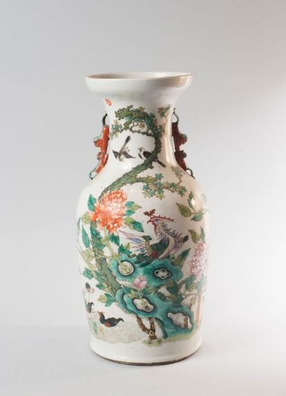 null Vase balustre en porcelaine émaillée famille rose à décor de fohang, grues et...