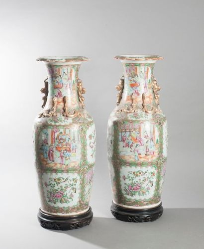 null Paire de vases balustres en porcelaine de canton à décor en médaillons de scènes...