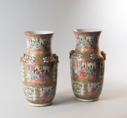 null Paire de vases balustres en porcelaine de Canton à décor en émaux de la famille...