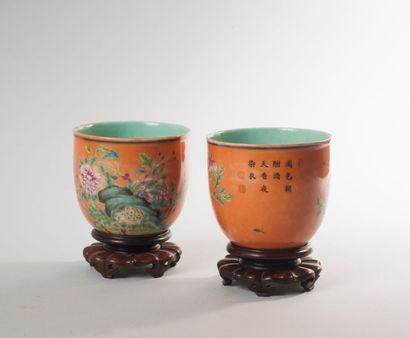 null Paire de tasses en porcelaine à décor sur fond orange de pivoines et rochers,...