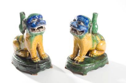 null Paire de chiens de Fô en céramique émaillée jaune, verte et bleue, assis sur...