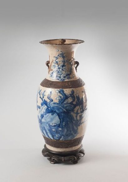 null Vase de forme balustre en porcelaine craquelée beige à décor en bleu de paons...