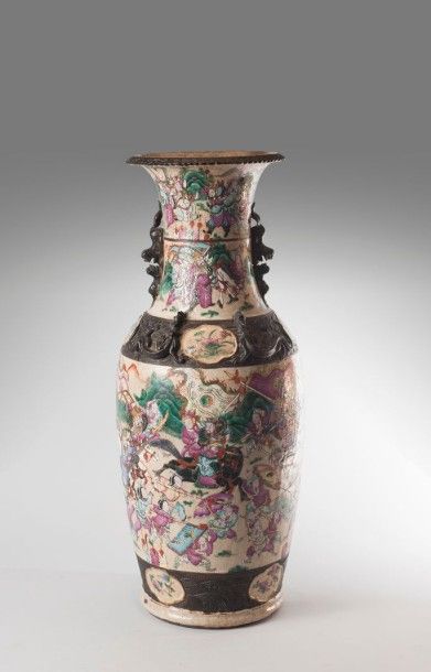 null Vase balustre en porcelaine craquelée sur fond beige à décor de scènes de batailles,...