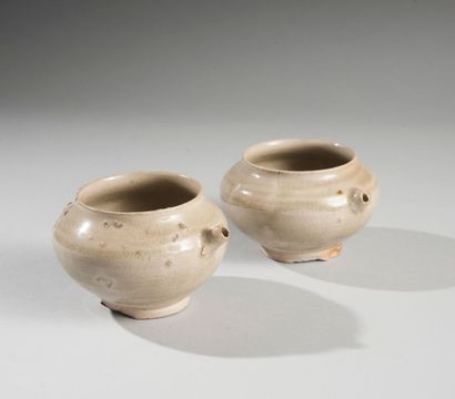 null Deux verseuses en céramique et émail céladon.

Chine du Sud, XIIe-XIIIe siècle.

Haut.:...