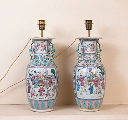null Deux vases formant paire en porcelaine et émaux de la famille rose à décor de...