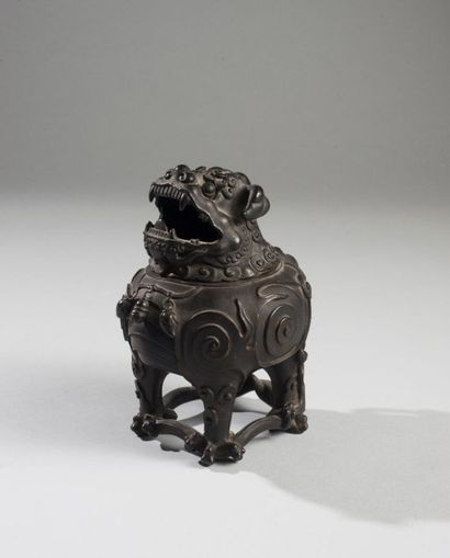 null Sujet en bronze formant brûle parfum représentant un Qilin debout, la tête formant...