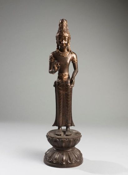 null Important sujet en bronze anciennement doré représentant le boddhisattva acoye...