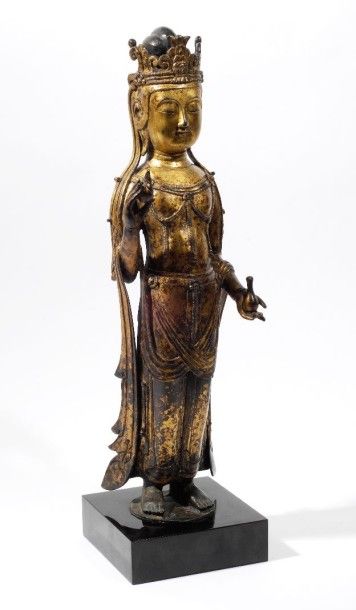 null Importante statuette en bronze doré du boddhisattva Avalokitesvara debout tenant...