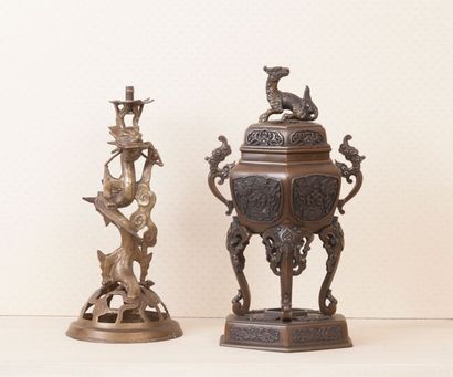 null Brûle parfum en bronze patiné.
Chine, XIXe siècle.
Haut. : 32 cm
On y joint...