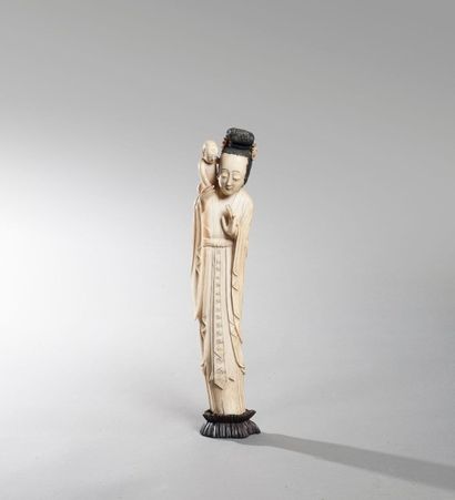 null Statuette en ivoire représentant une jeune femme portant son fils sur son épaule.

Chine,...